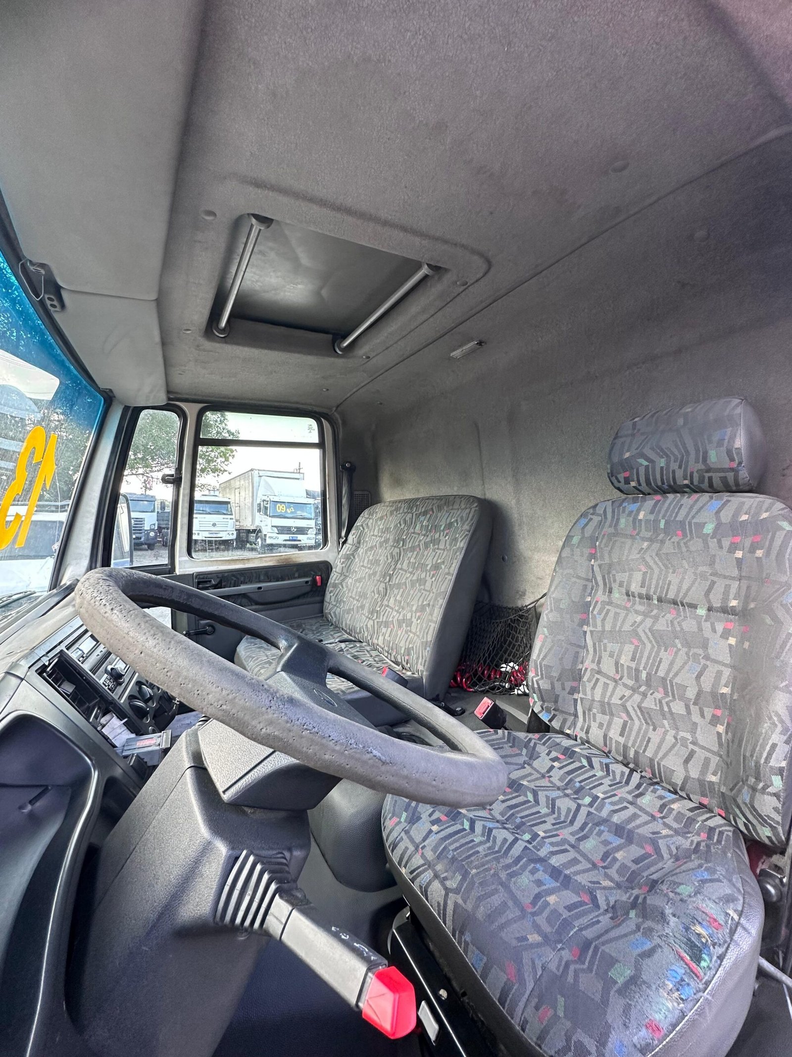 Ford Cargo 816S 4×2 2013 Baú 6,20M / Baixo Km