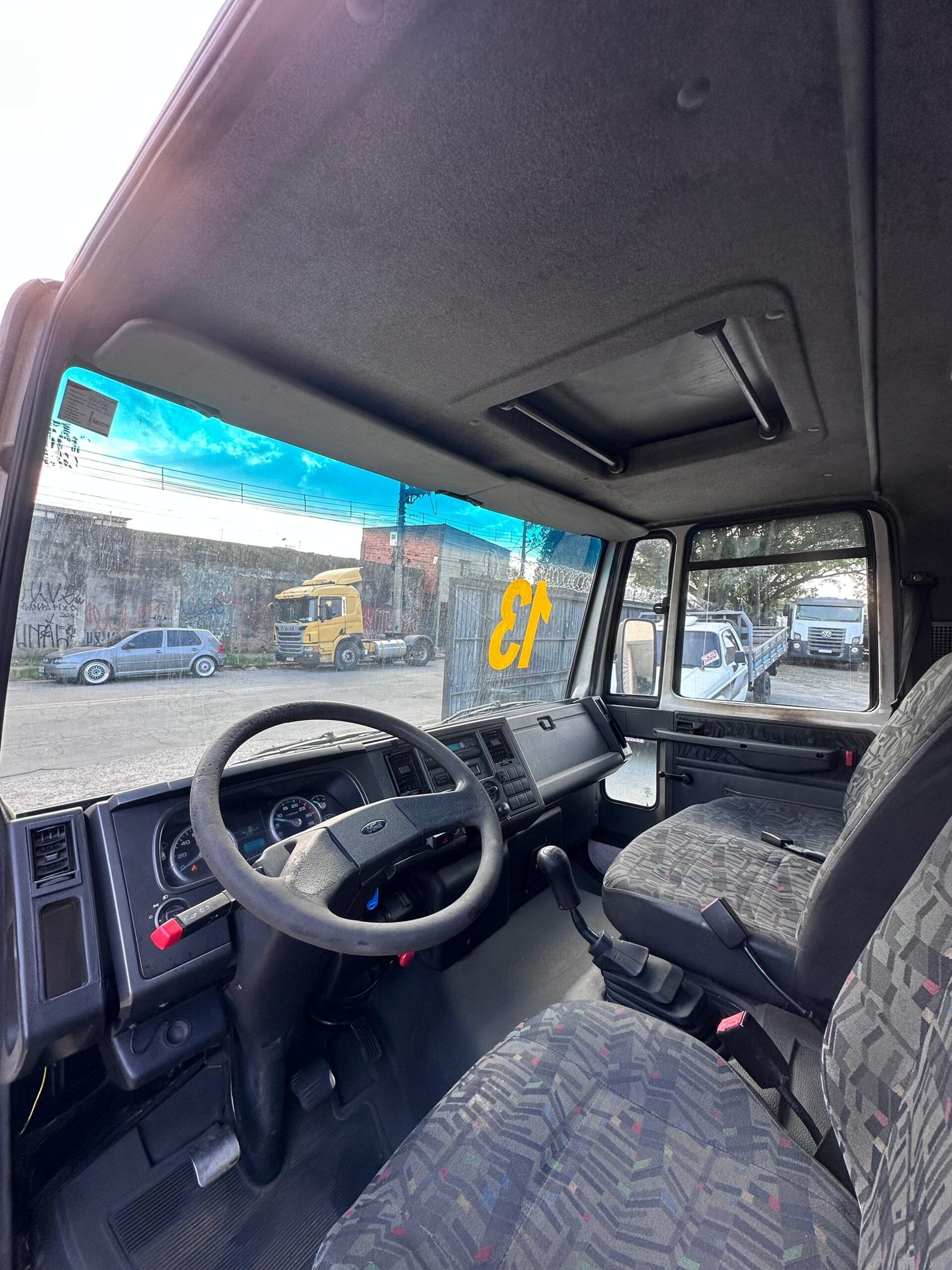 Ford Cargo 816S 4×2 2013 Baú 6,20M / Baixo Km