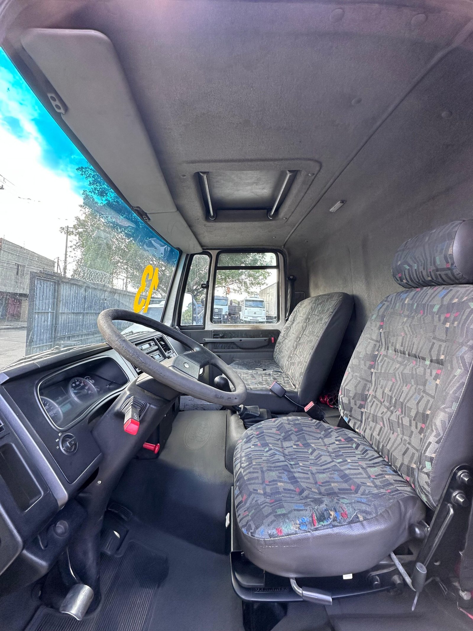 Ford Cargo 816S 4×2 2013 Baú 6,20M / Baixo Km