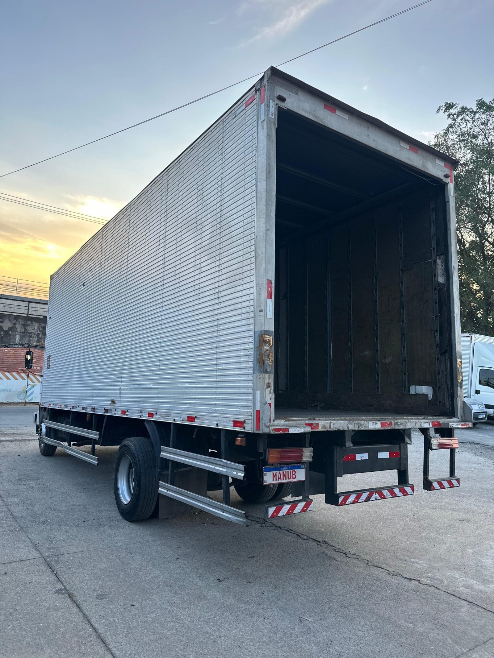 M. Benz 1718 4×2 2011 Baú de 8M (Em Preparação)