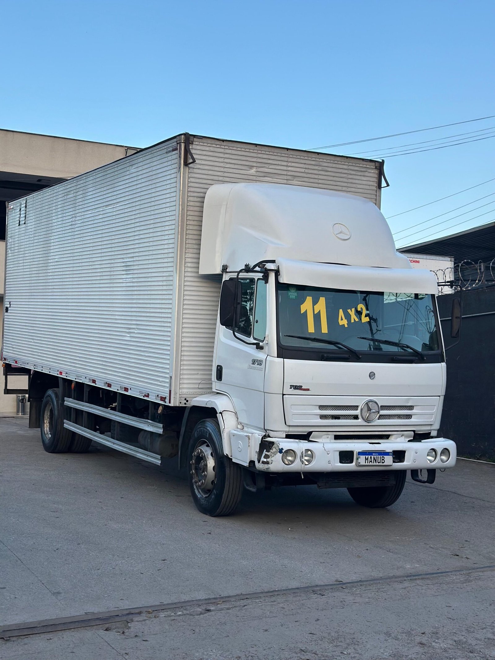 M. Benz 1718 4×2 2011 Baú de 8M (Em Preparação)