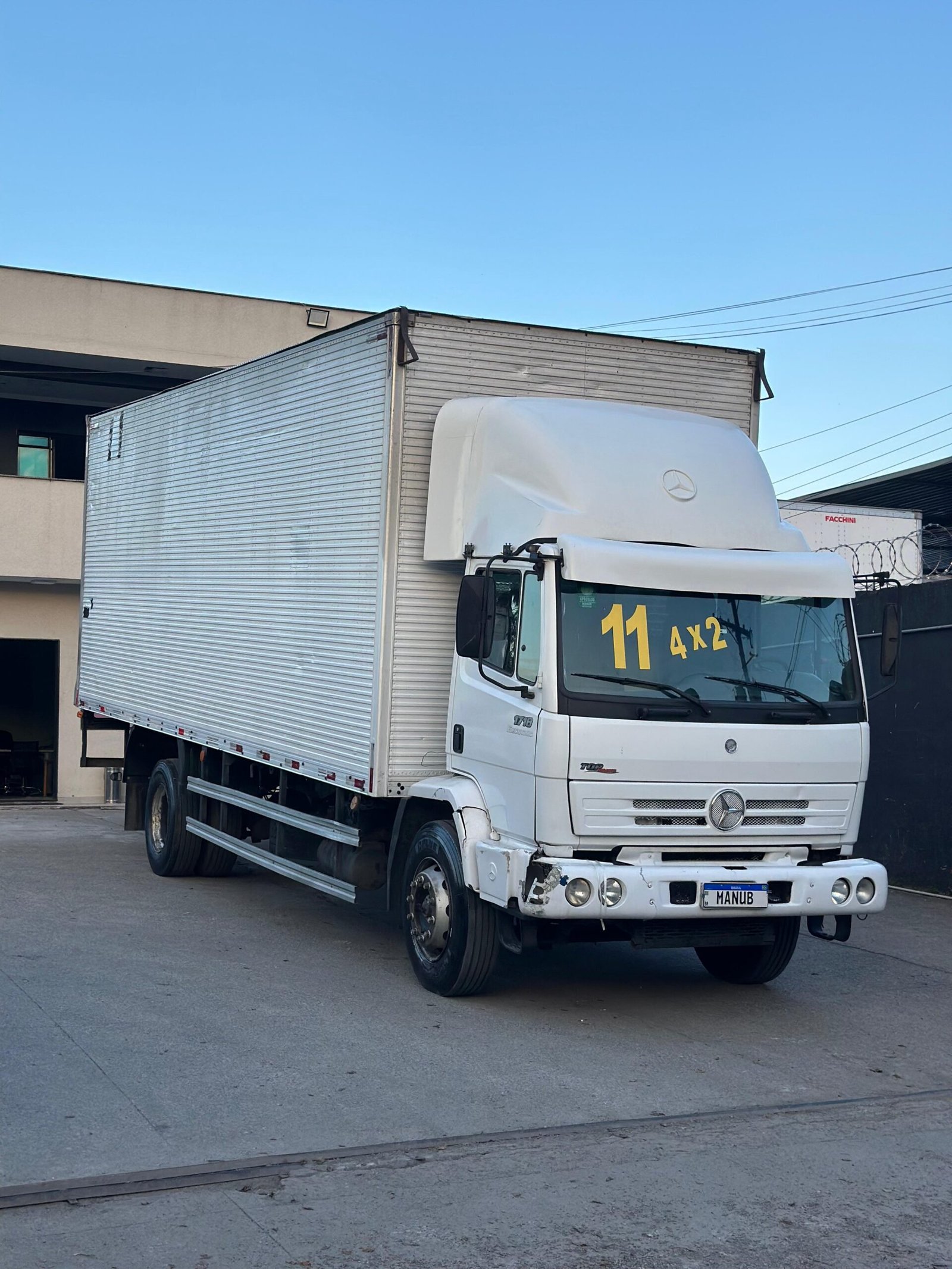 M. Benz 1718 4×2 2011 Baú de 8M (Em Preparação)