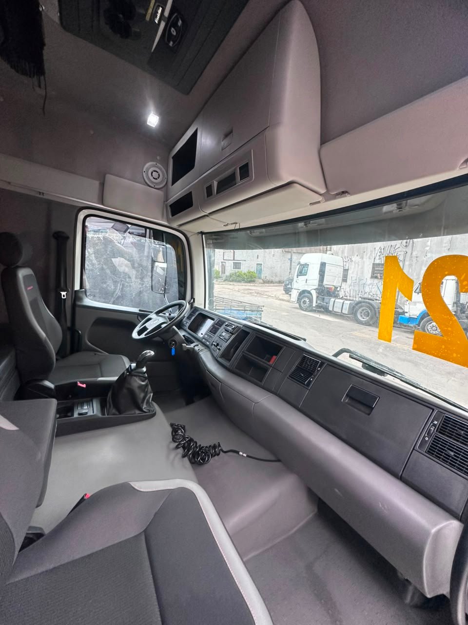 Vw 24280 6×2 2021 Teto Alto, Automático E Baú De 8.5m