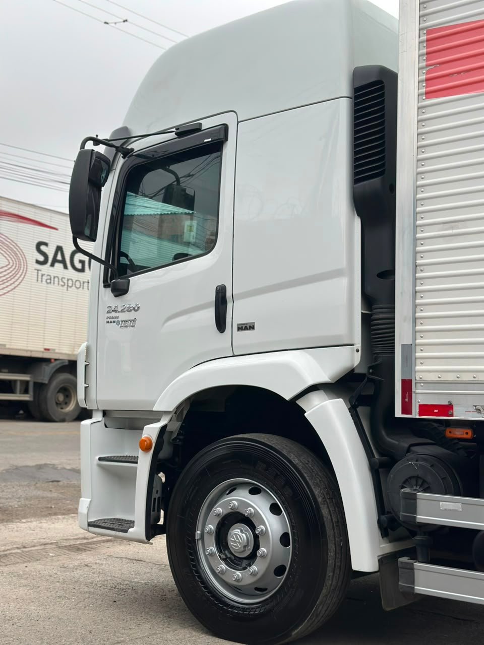 Vw 24280 6×2 2021 Teto Alto, Automático E Baú De 8.5m