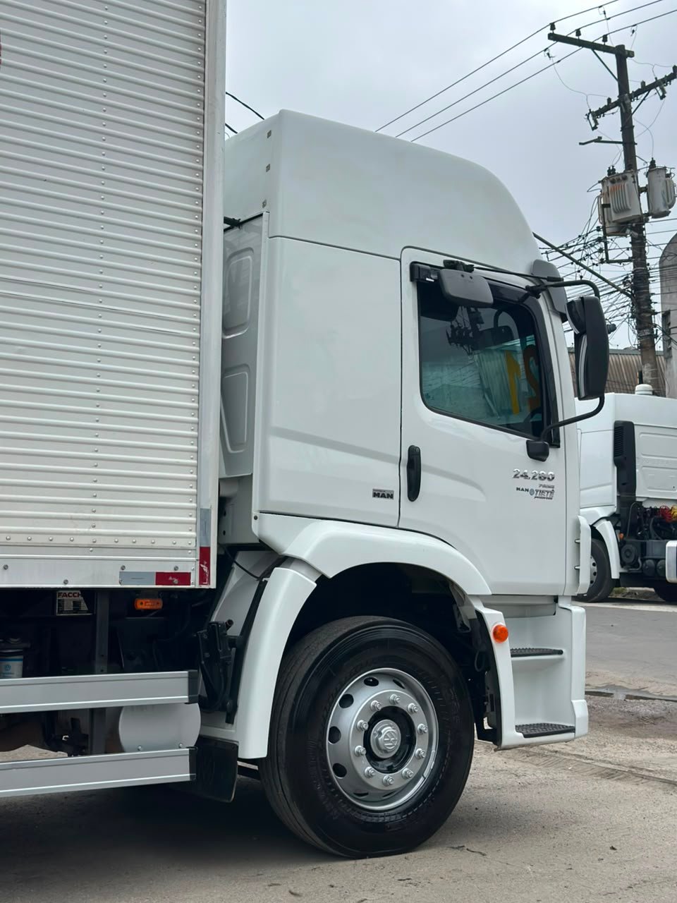 Vw 24280 6×2 2021 Teto Alto, Automático E Baú De 8.5m