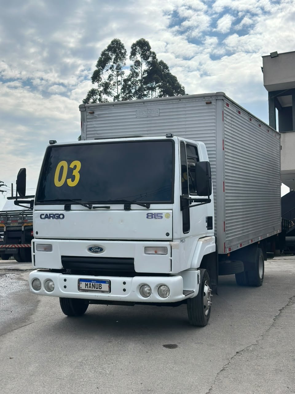 Ford Cargo 815 4×2 2003 Baú De 5.50m Caminhão 3/4